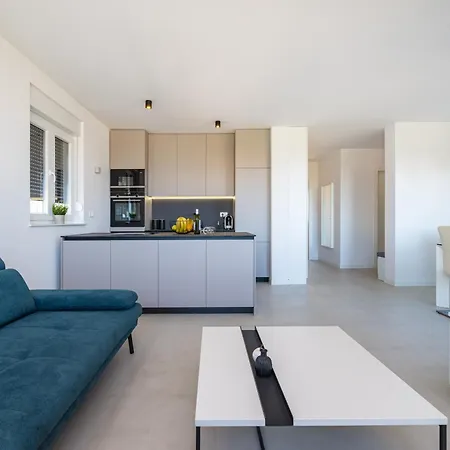 Skyline Luxe Apartment